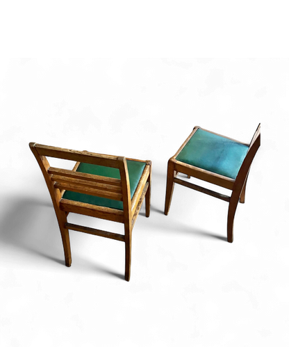 Chaise en chêne par René Gabriel, design français des années 1950, emblématique du mobilier de la Reconstruction.