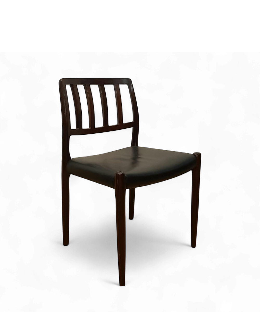 Chaise modèle 83 en bois massif et skaï noir par Niels Otto Møller pour J.L. Møllers Møbelfabrik, design danois des années 1960.