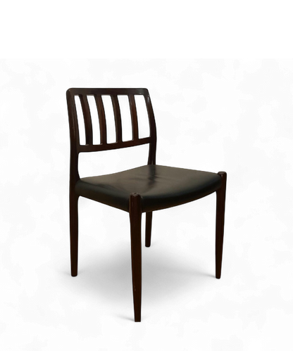 Chaise modèle 83 en bois massif et skaï noir par Niels Otto Møller pour J.L. Møllers Møbelfabrik, design danois des années 1960.