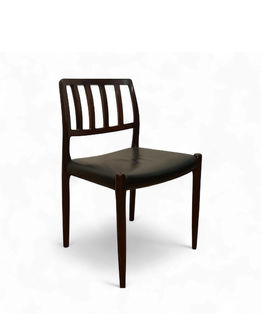 Chaise modèle 83 en bois massif et skaï noir par Niels Otto Møller pour J.L. Møllers Møbelfabrik, design danois des années 1960.