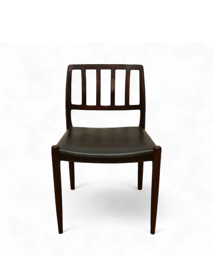 Chaise modèle 83 en bois massif et skaï noir par Niels Otto Møller pour J.L. Møllers Møbelfabrik, design danois des années 1960.