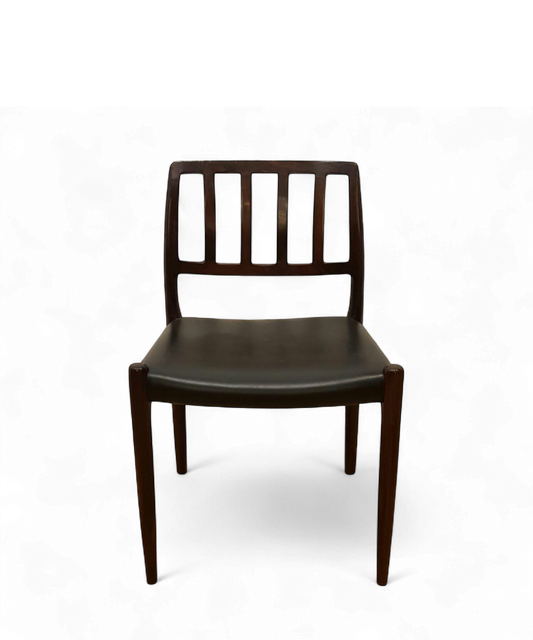 Chaise modèle 83 en bois massif et skaï noir par Niels Otto Møller pour J.L. Møllers Møbelfabrik, design danois des années 1960.