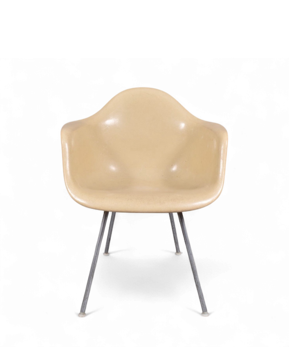 Fauteuils DAX en fibre de verre beige par Charles & Ray Eames pour Herman Miller, design américain iconique des années 70 avec piètement en inox tubulaire.