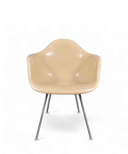 Fauteuils DAX en fibre de verre beige par Charles & Ray Eames pour Herman Miller, design américain iconique des années 70 avec piètement en inox tubulaire.