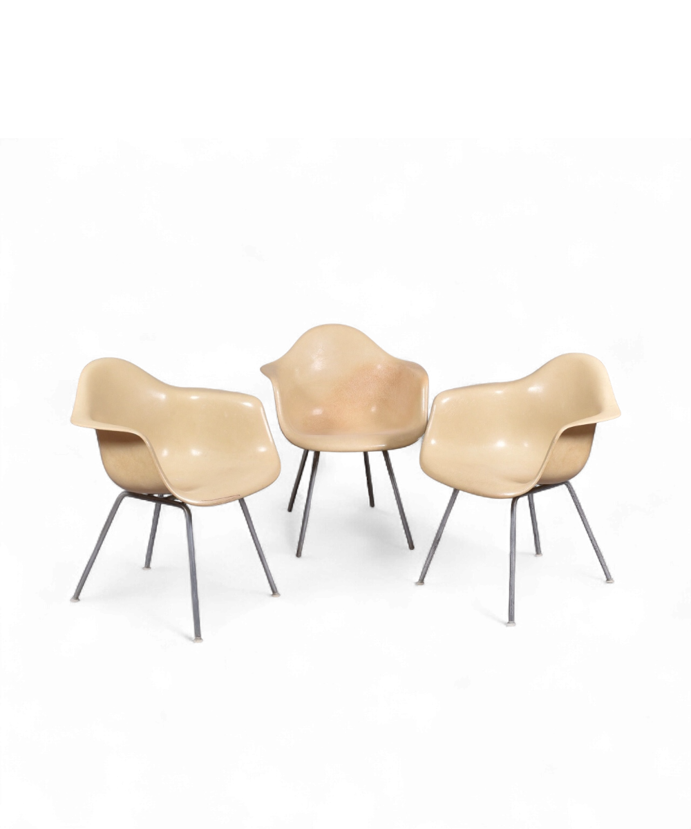 Fauteuils DAX en fibre de verre beige par Charles & Ray Eames pour Herman Miller, design américain iconique des années 70 avec piètement en inox tubulaire.