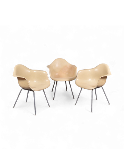 Fauteuils DAX en fibre de verre beige par Charles & Ray Eames pour Herman Miller, design américain iconique des années 70 avec piètement en inox tubulaire.