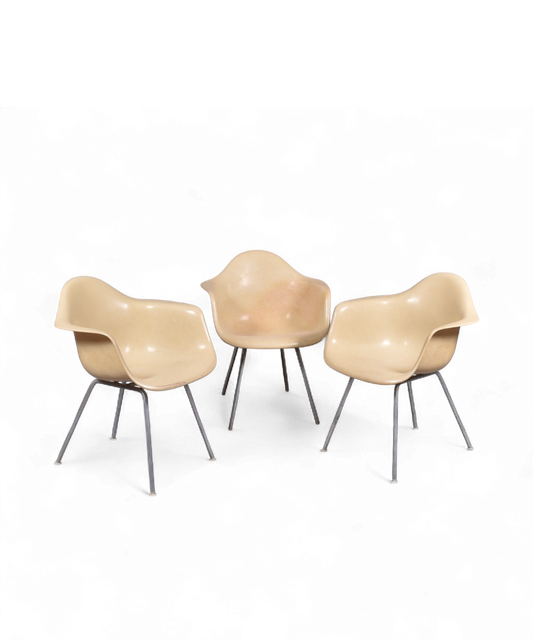 Fauteuils DAX en fibre de verre beige par Charles & Ray Eames pour Herman Miller, design américain iconique des années 70 avec piètement en inox tubulaire.