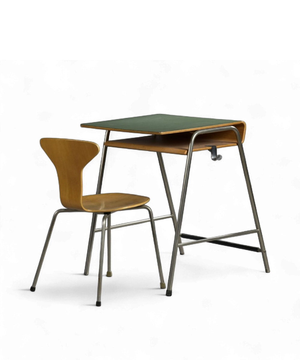 Bureau d’écolier et chaise “3105” par Arne Jacobsen pour Fritz Hansen, structure tubulaire en métal nickelé et plateau vert amande, design danois de 1955