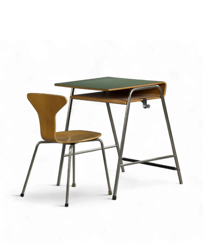 Bureau d’écolier et chaise “3105” par Arne Jacobsen pour Fritz Hansen, structure tubulaire en métal nickelé et plateau vert amande, design danois de 1955