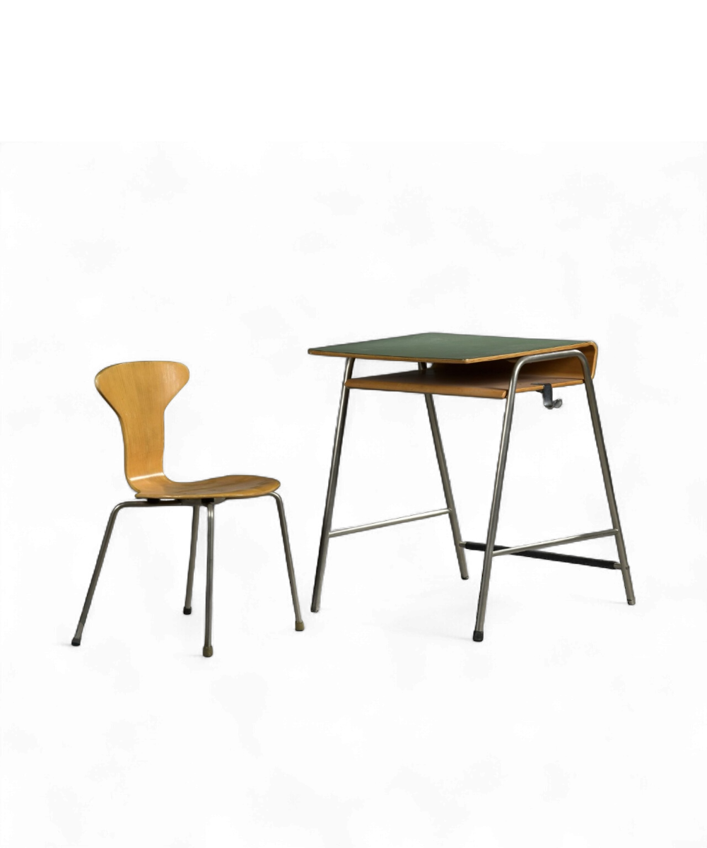 Bureau d’écolier et chaise “3105” par Arne Jacobsen pour Fritz Hansen, structure tubulaire en métal nickelé et plateau vert amande, design danois de 1955