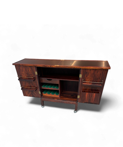 Bar scandinave en palissandre de Rio par Torbjørn Afdal pour Bruksbo, design norvégien des années 1960.