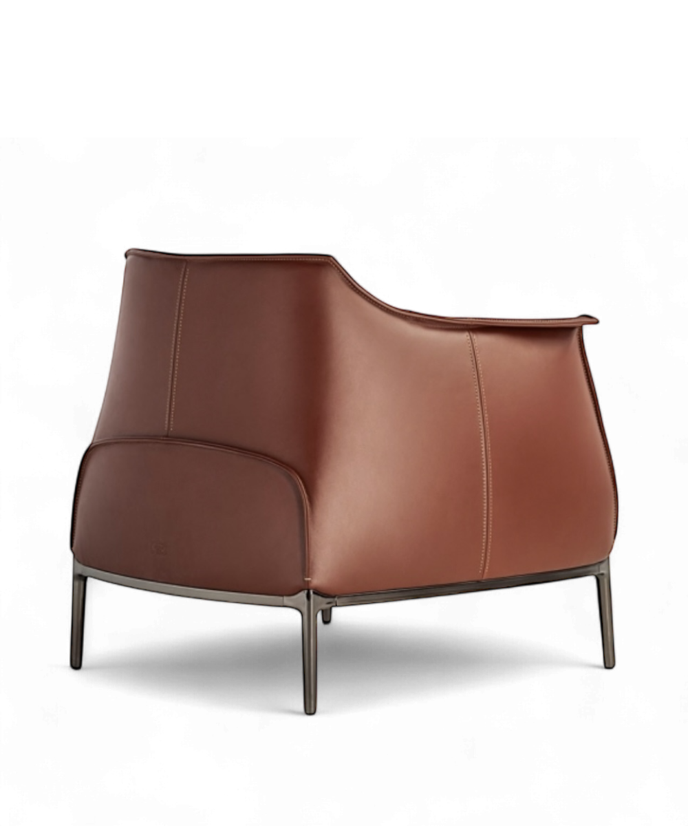 Fauteuil Archibald par Jean-Marie Massaud pour Poltrona Frau, cuir marron finement surpiqué et piètement en acier teinté, design contemporain iconique.