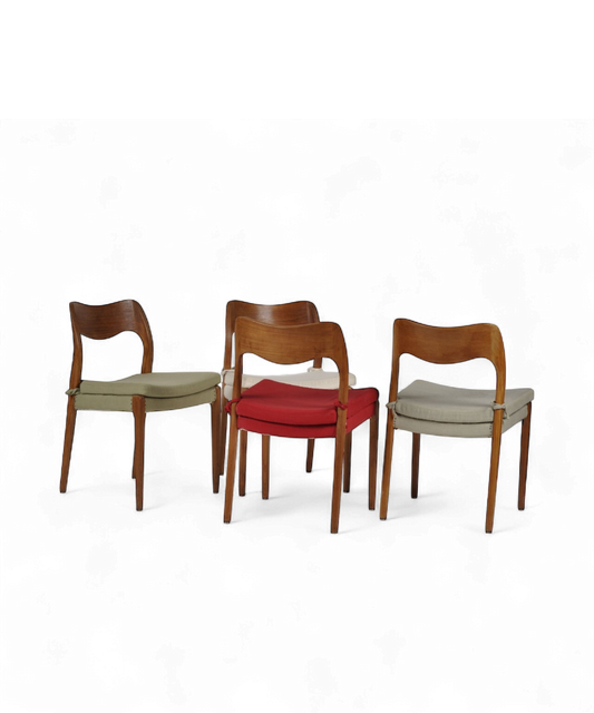 Ensemble de quatre chaises modèle 71 par Niels Otto Møller, design danois de 1951 en teck massif avec assise en tissu.