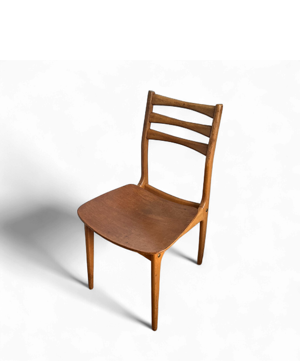 Chaise scandinave vintage des années 1950-60 en bois courbé, design midcentury avec assise incurvée.