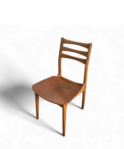 Chaise scandinave vintage des années 1950-60 en bois courbé, design midcentury avec assise incurvée.