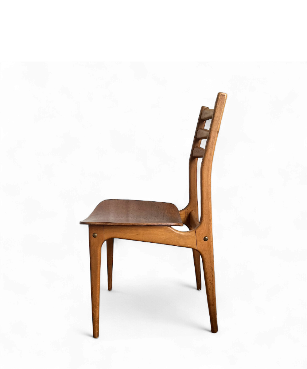 Chaise scandinave vintage des années 1950-60 en bois courbé, design midcentury avec assise incurvée.