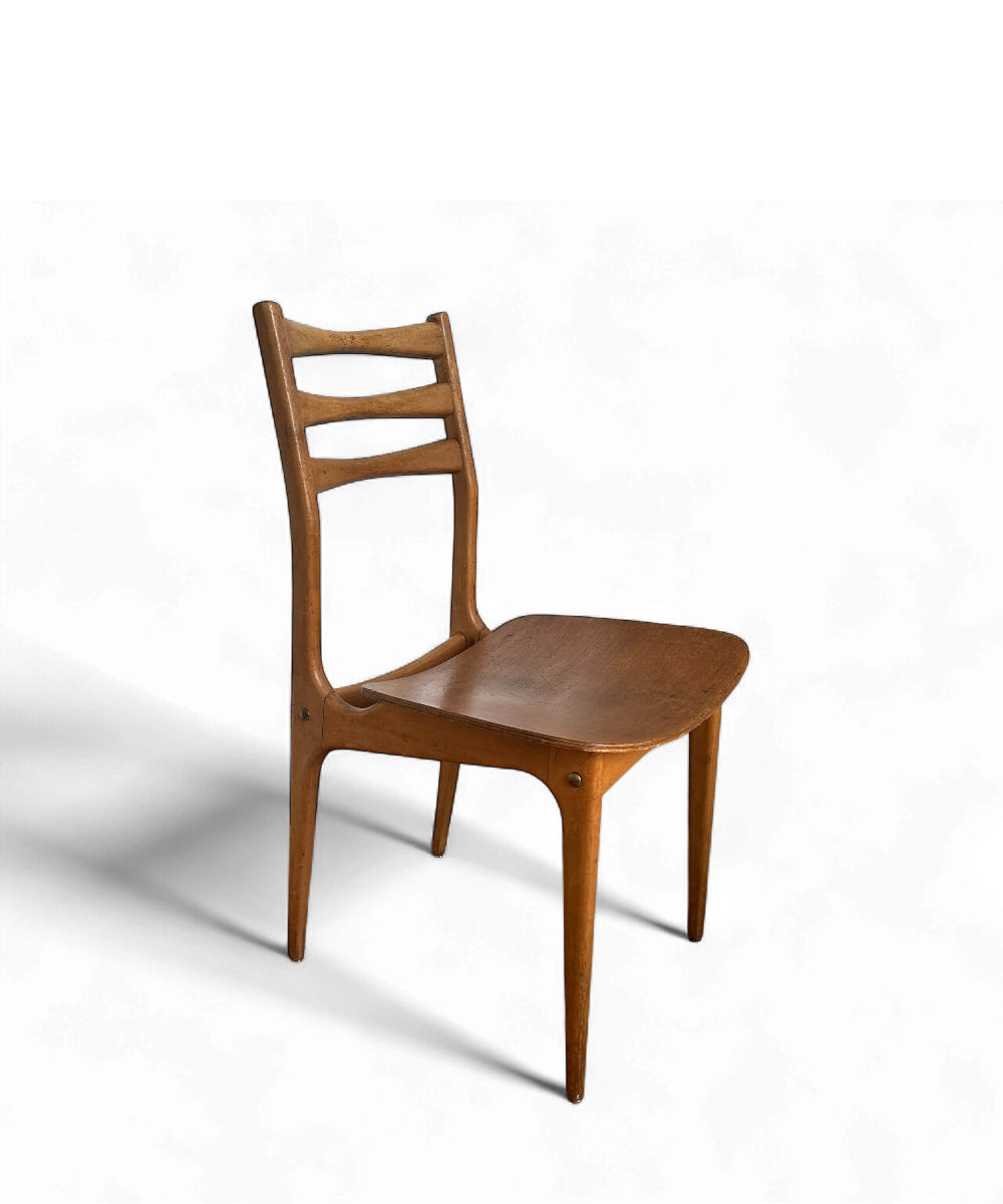 Chaise scandinave vintage des années 1950-60 en bois courbé, design midcentury avec assise incurvée.