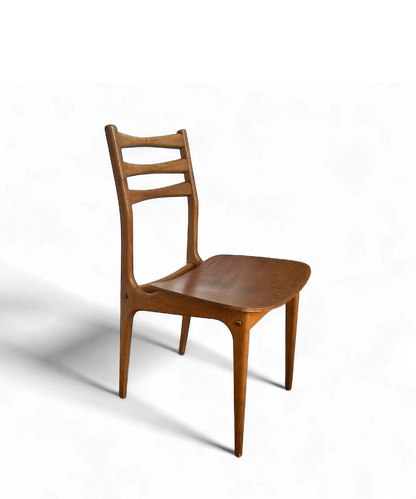 Chaise scandinave vintage des années 1950-60 en bois courbé, design midcentury avec assise incurvée.