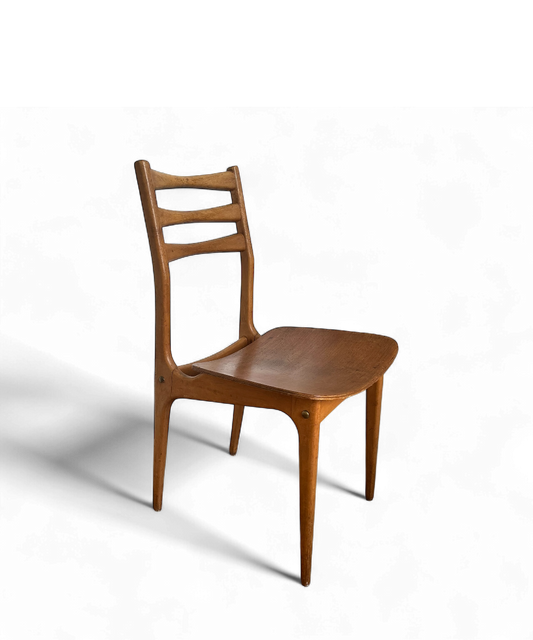 Chaise scandinave vintage des années 1950-60 en bois courbé, design midcentury avec assise incurvée.