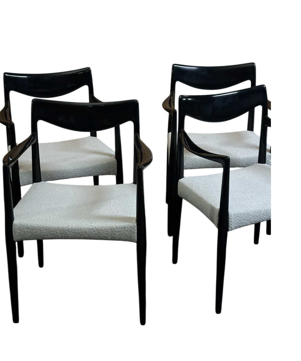 Ensemble de quatre fauteuils par Rolf Rastad et Adolf Relling, design norvégien des années 1960, structure en bois laqué noir et assise en tissu bouclette blanche.
