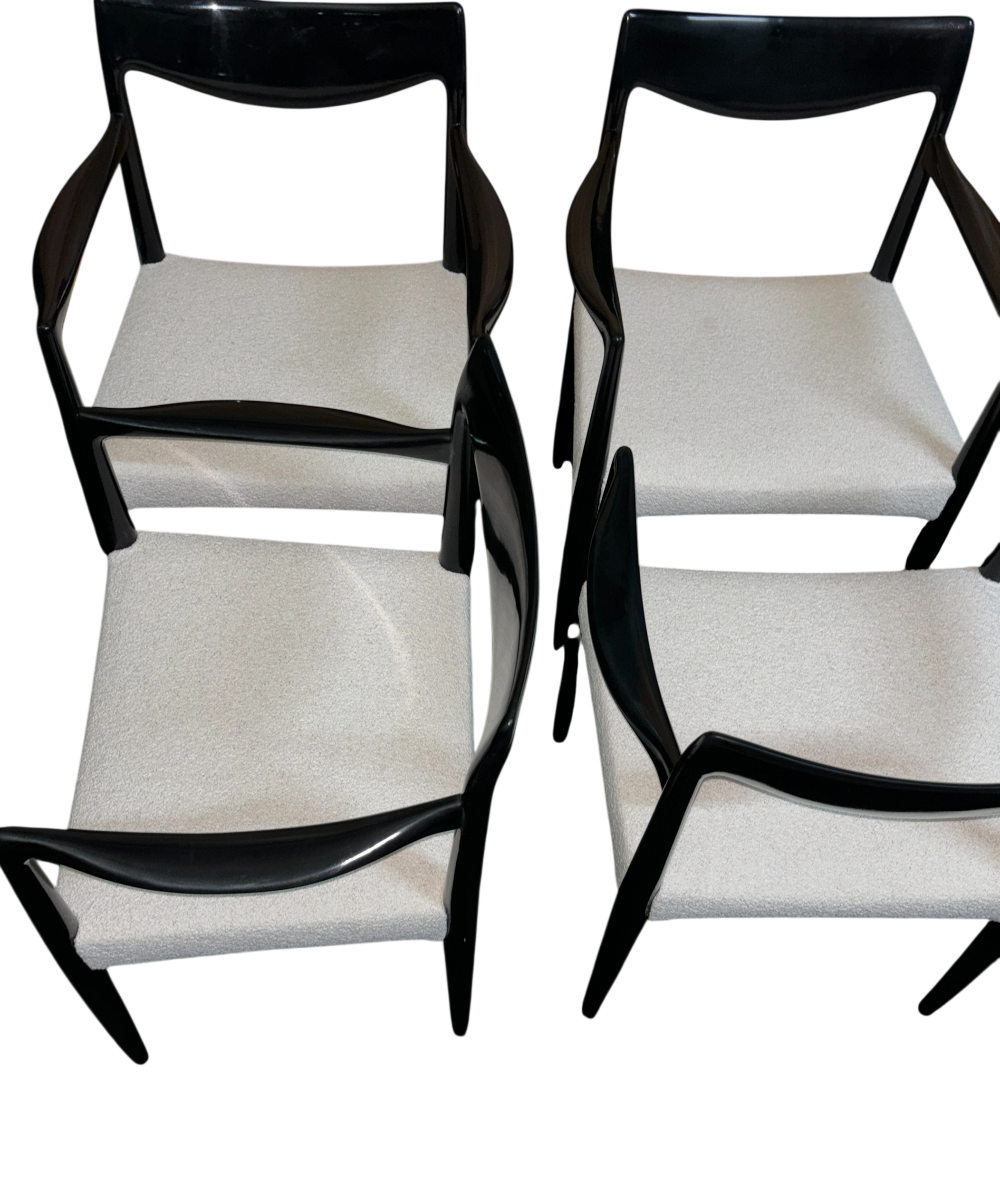 Ensemble de quatre fauteuils par Rolf Rastad et Adolf Relling, design norvégien des années 1960, structure en bois laqué noir et assise en tissu bouclette blanche.

