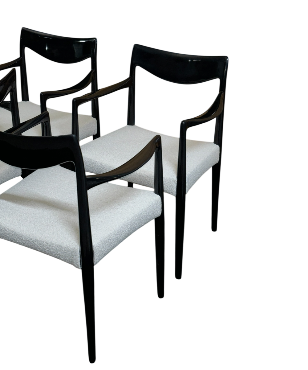 Ensemble de quatre fauteuils par Rolf Rastad et Adolf Relling, design norvégien des années 1960, structure en bois laqué noir et assise en tissu bouclette blanche.

