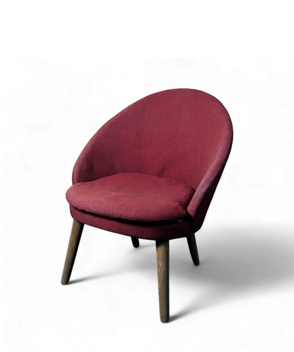 Fauteuil modèle 301 par Ejvind A. Johansson, édition Godtfred H. Petersen, design danois de 1958 en bois de pin et tissu rouge.