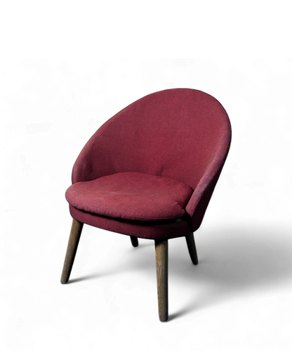 Fauteuil modèle 301 par Ejvind A. Johansson, édition Godtfred H. Petersen, design danois de 1958 en bois de pin et tissu rouge.