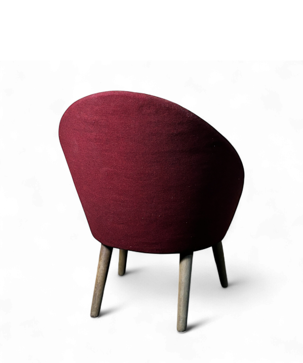 Fauteuil modèle 301 par Ejvind A. Johansson, édition Godtfred H. Petersen, design danois de 1958 en bois de pin et tissu rouge.