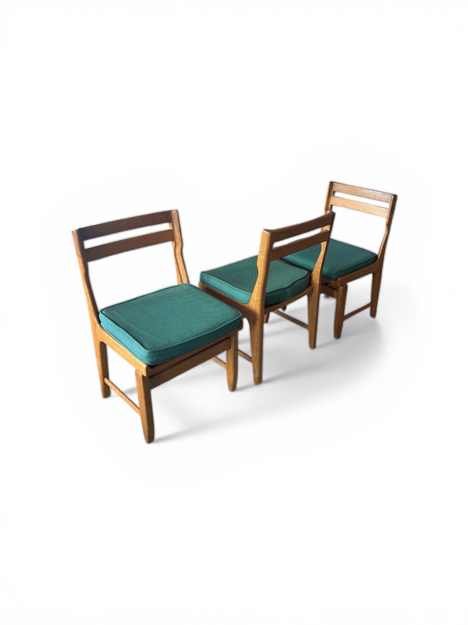 Suite de 6 chaises “Raphaël” en chêne par Guillerme & Chambron pour Votre Maison