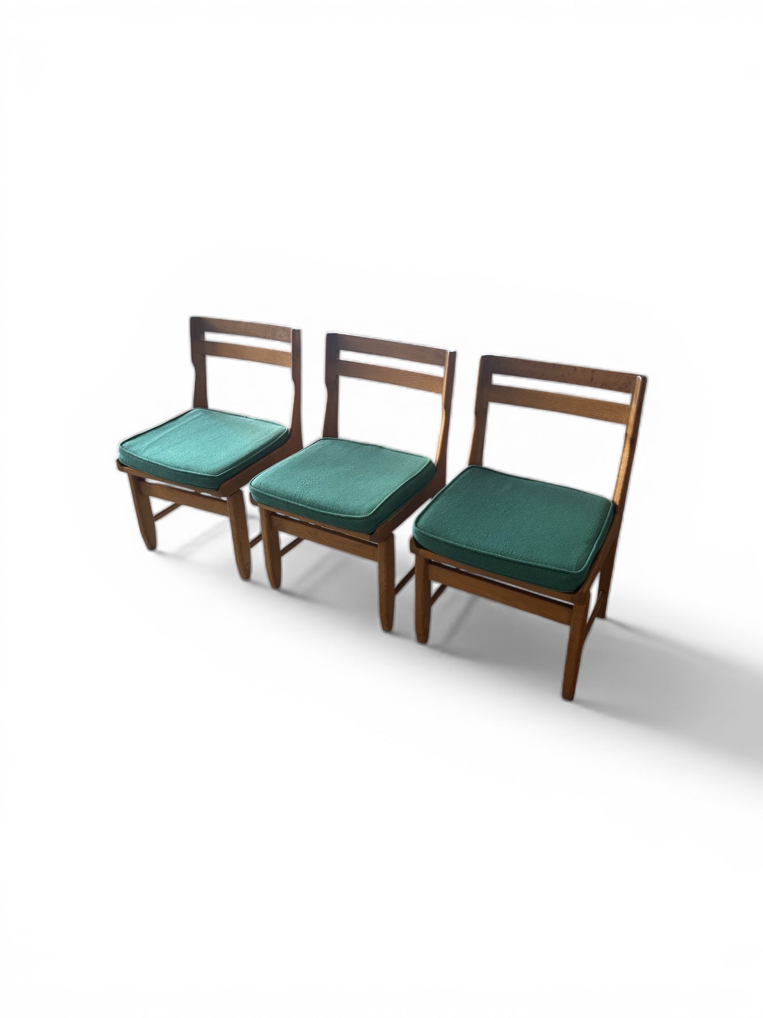 Suite de 6 chaises “Raphaël” en chêne par Guillerme & Chambron pour Votre Maison