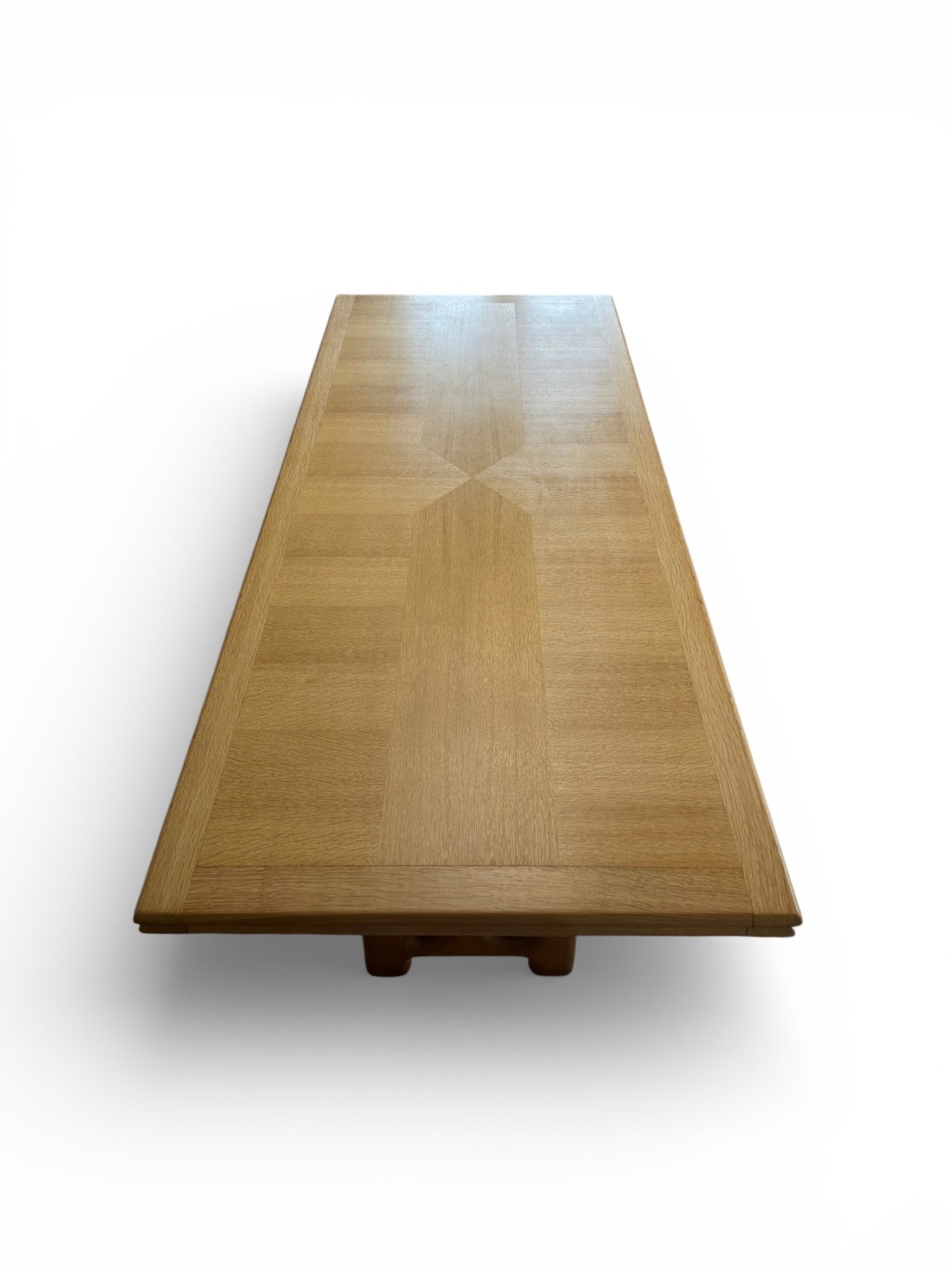 Table à rallonges en chêne par Guillerme & Chambron édition Votre Maison