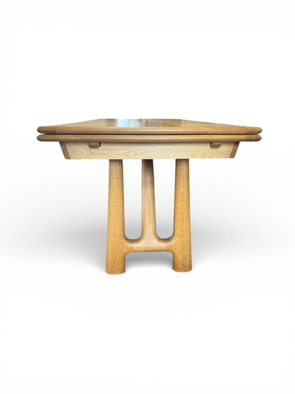 Table à rallonges en chêne par Guillerme & Chambron édition Votre Maison