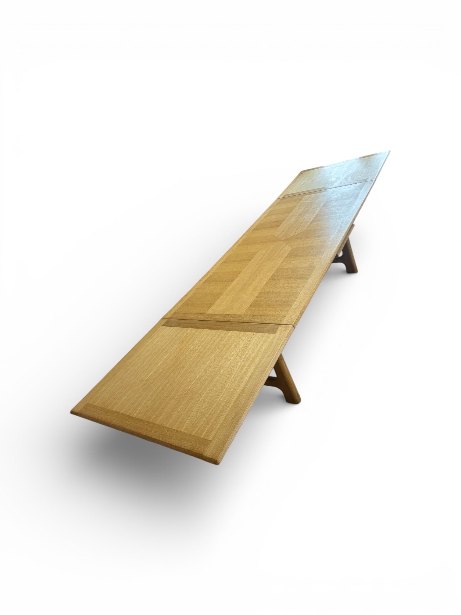 Table à rallonges en chêne par Guillerme & Chambron édition Votre Maison