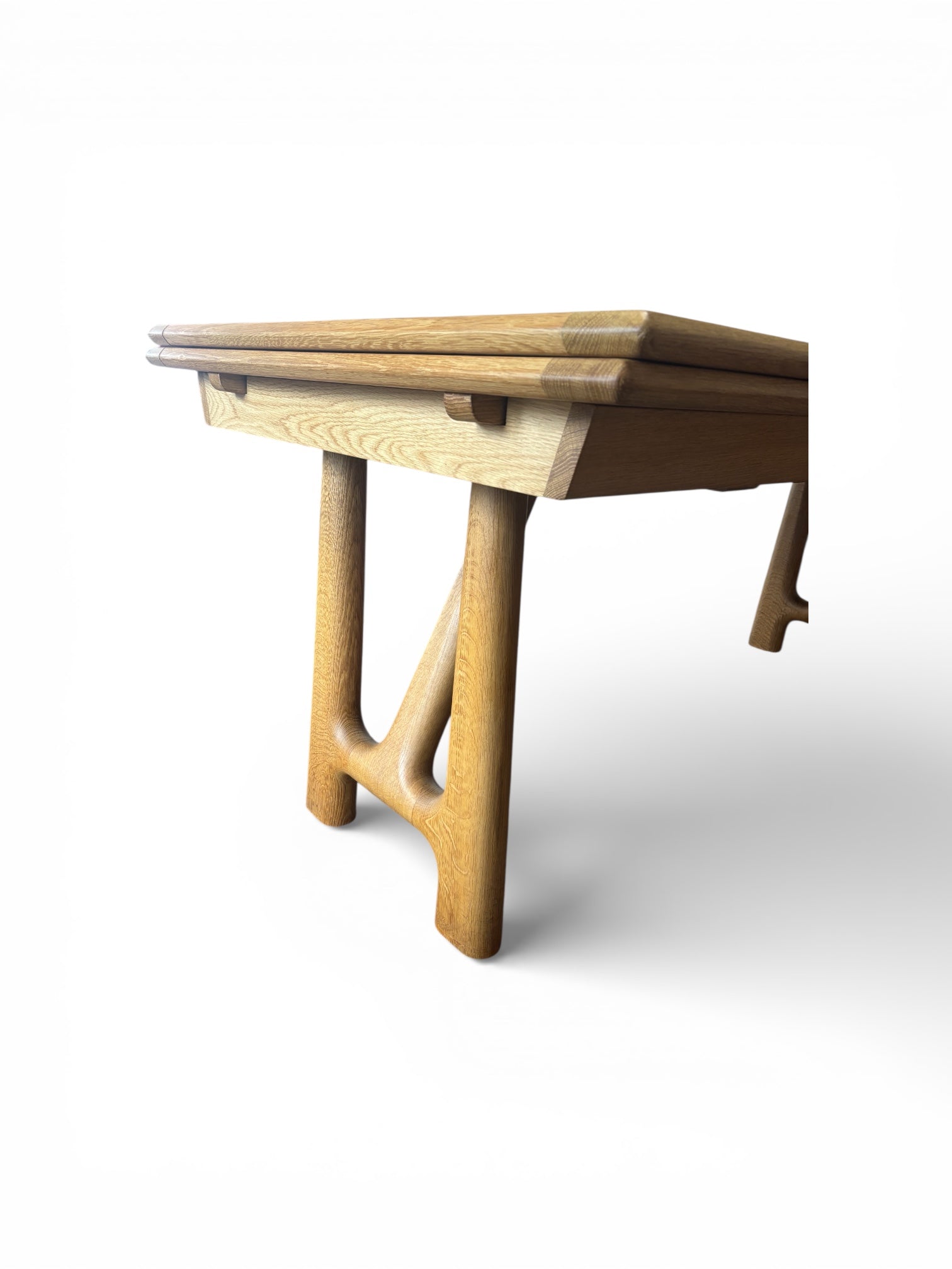 Table à rallonges en chêne par Guillerme & Chambron édition Votre Maison