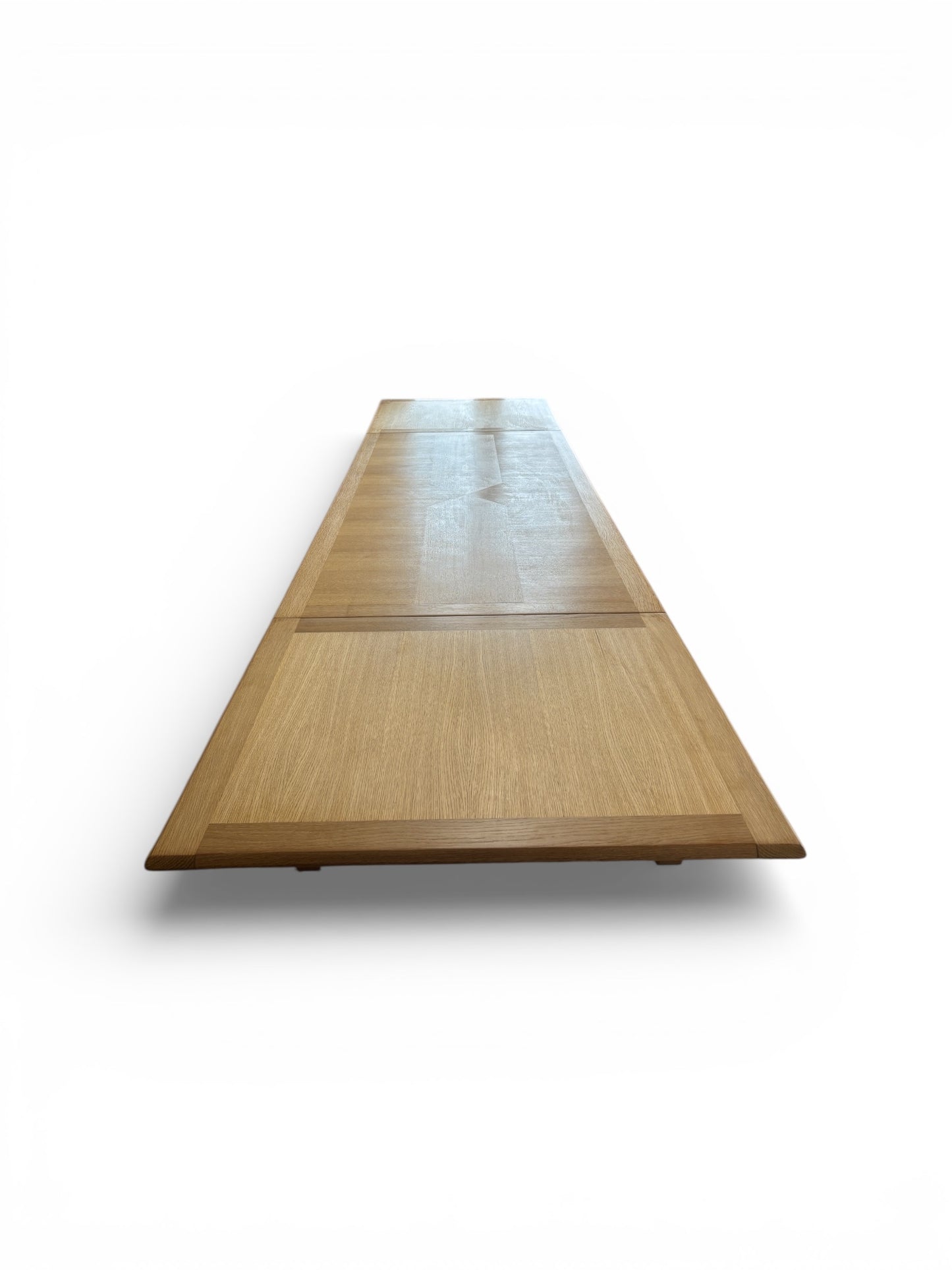 Table à rallonges en chêne par Guillerme & Chambron édition Votre Maison