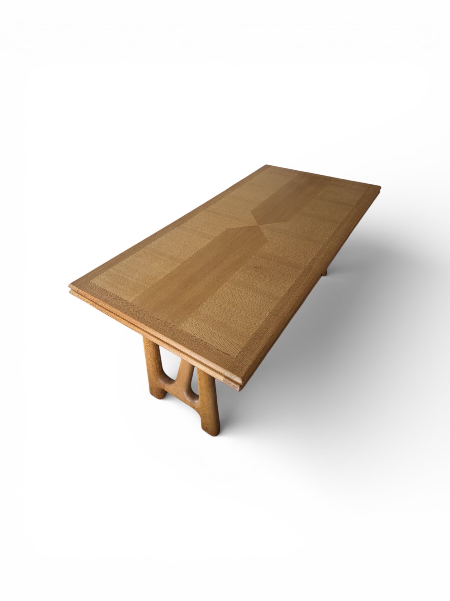 Table à rallonges en chêne par Guillerme & Chambron édition Votre Maison