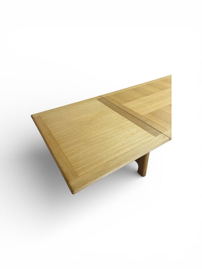 Table à rallonges en chêne par Guillerme & Chambron édition Votre Maison