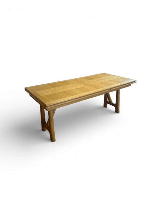 Table à rallonges en chêne par Guillerme & Chambron édition Votre Maison
