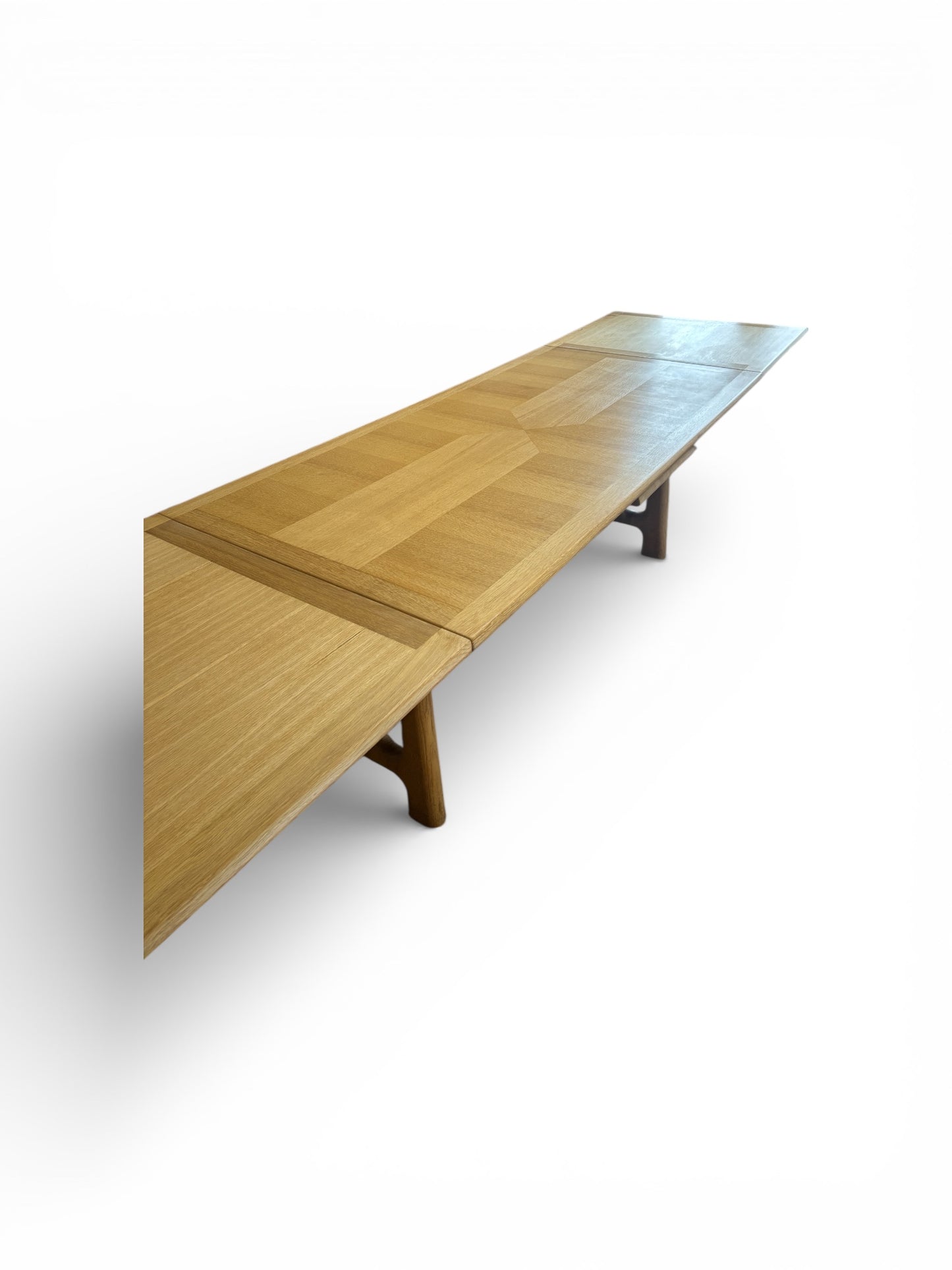 Table à rallonges en chêne par Guillerme & Chambron édition Votre Maison