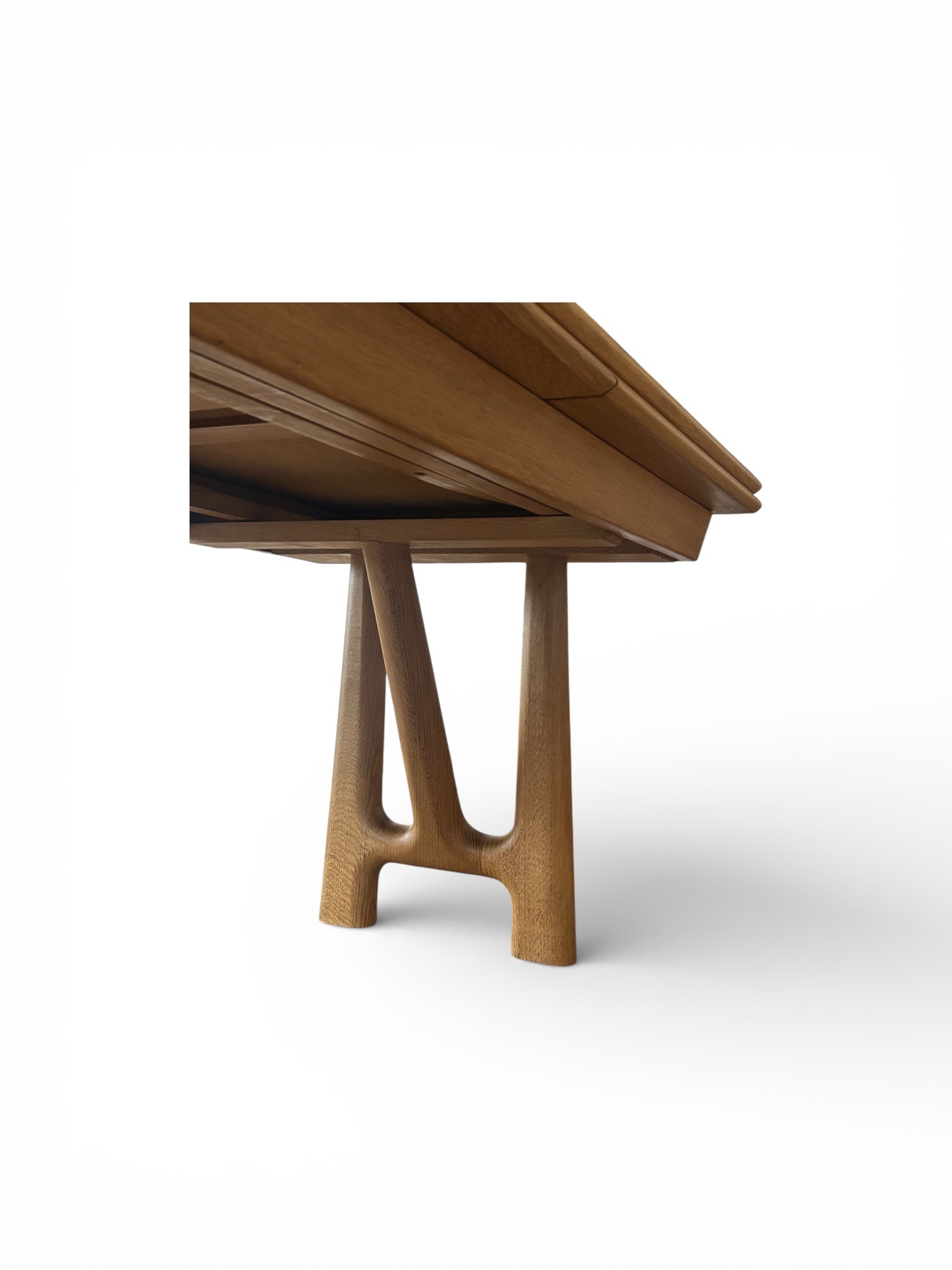 Table à rallonges en chêne par Guillerme & Chambron édition Votre Maison